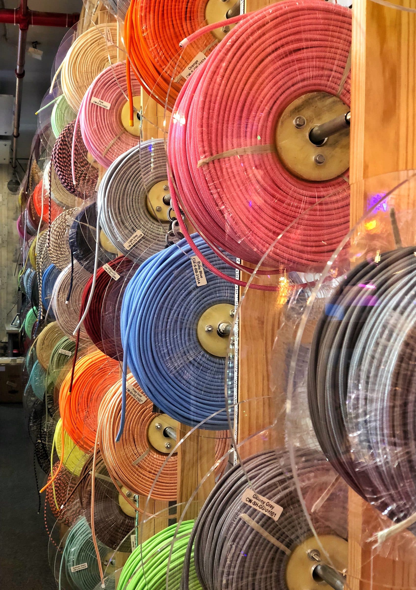 Bobines de câble de couleur sur des rayonnages de distribution
